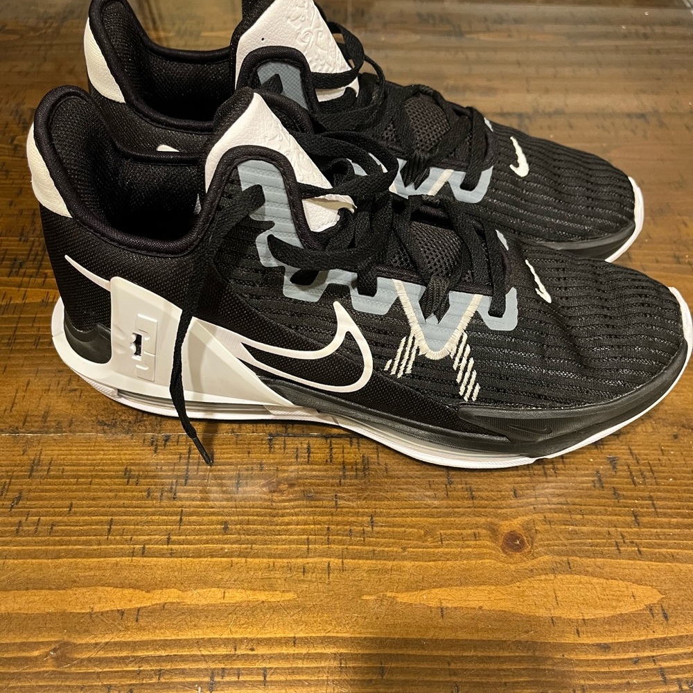Nike Men’s LeBron Shoes - Picture 2 of 6